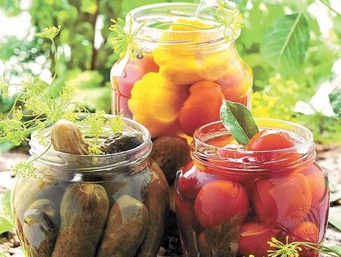 pepinos y tomates encurtidos para eliminar los parásitos