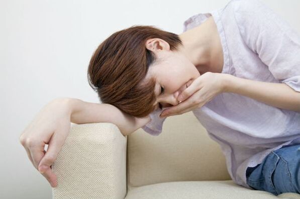 Las náuseas son un síntoma común de helmintiasis. 