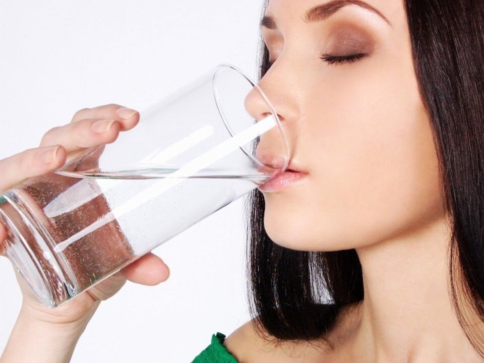 beber agua antes de limpiar el cuerpo de parásitos