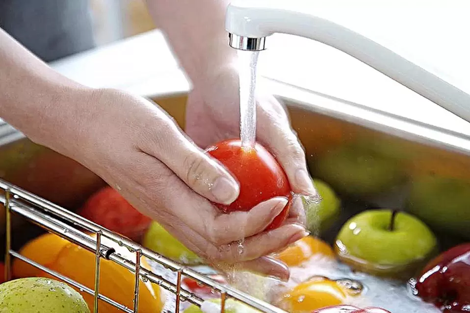 lavar verduras y frutas para prevenir la infección con gusanos