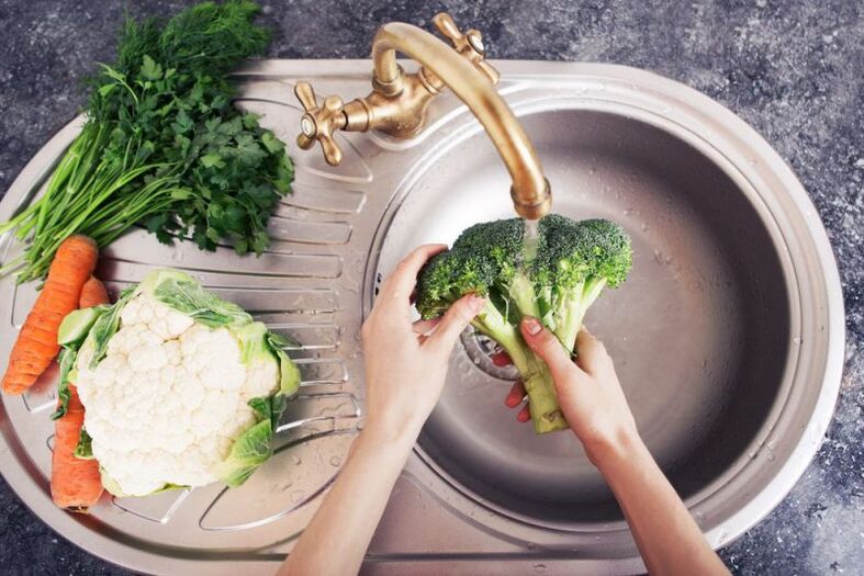 lavar verduras para prevenir la infección con gusanos