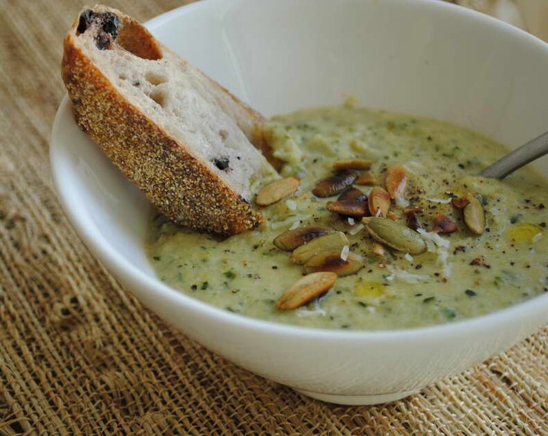 En la dieta de las personas que quieren eliminar los parásitos, la sopa de puré con semillas de calabaza y ajo. 