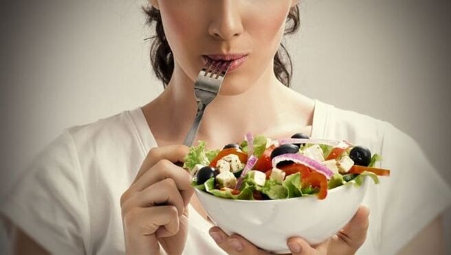 Seguir una dieta ayudará a deshacerse de los gusanos en el cuerpo. 